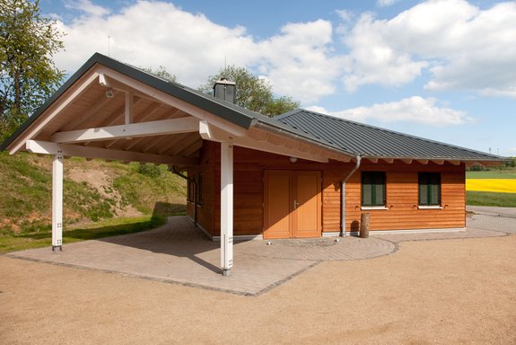 Grillhütte mit überdachtem Außenbereich und Keil-Stülp Holzschalung