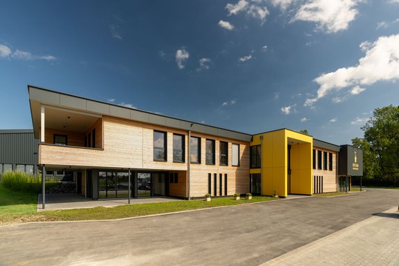 Bürogebäude mit Lagerhalle mit Lärche Trendliner Holzschalung und Fundermax Fassadenplatten